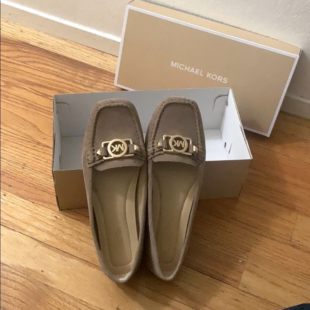 💚BNIB - Michael Kors flats in Dune